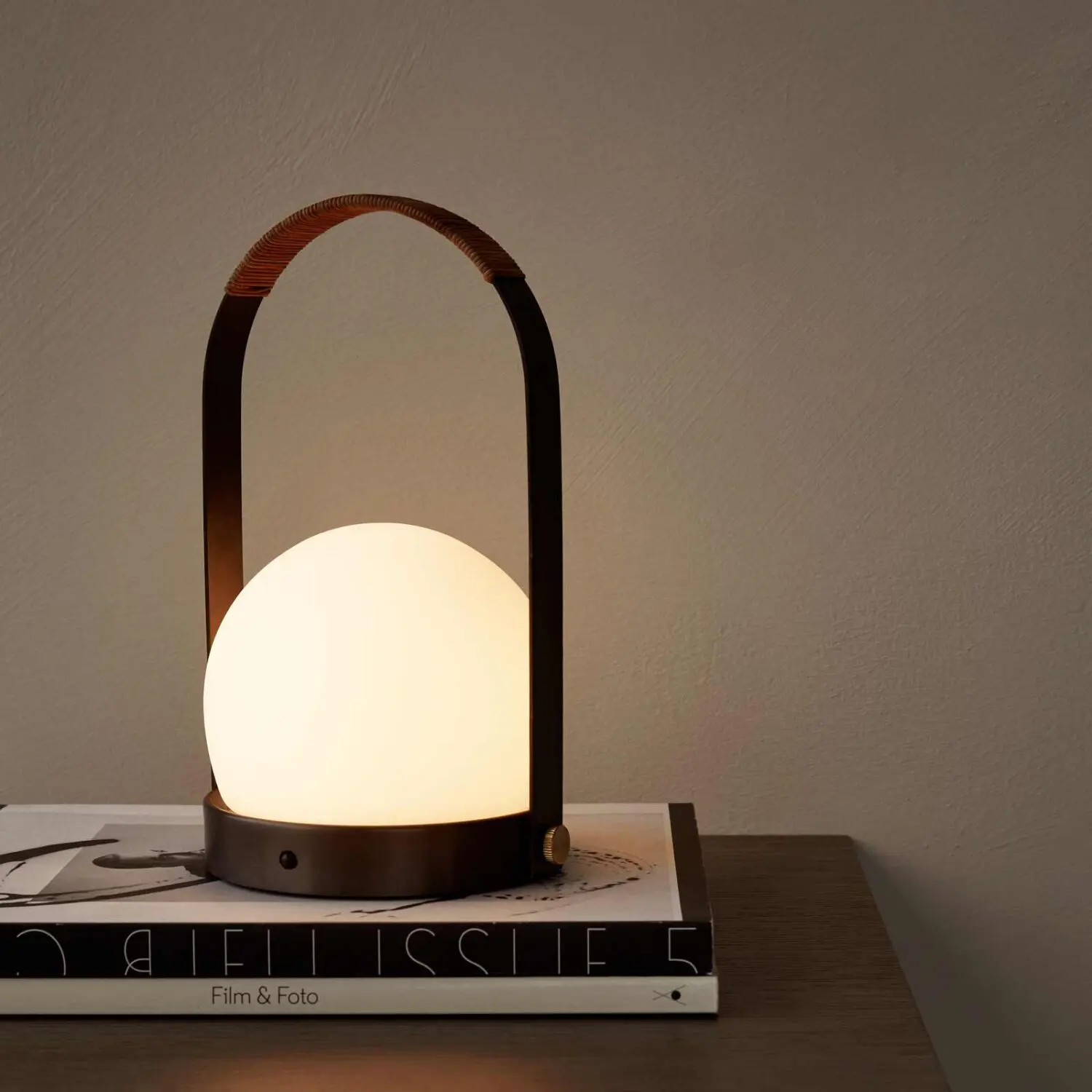 Menu Carrie LED Lampe - Messing bronziert, Ledergriff – Bild 2