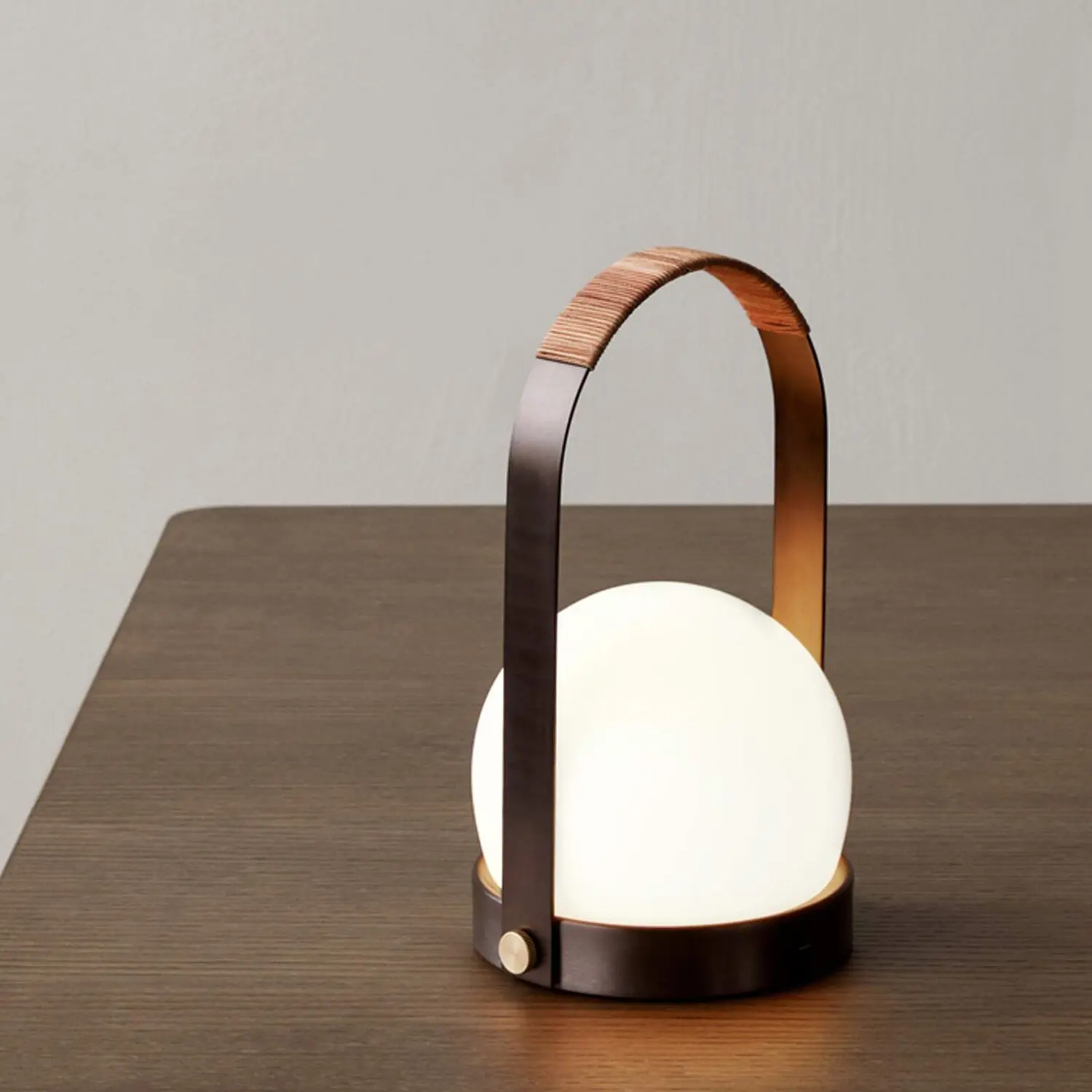 Menu Carrie LED Lampe - Messing bronziert, Ledergriff – Bild 3