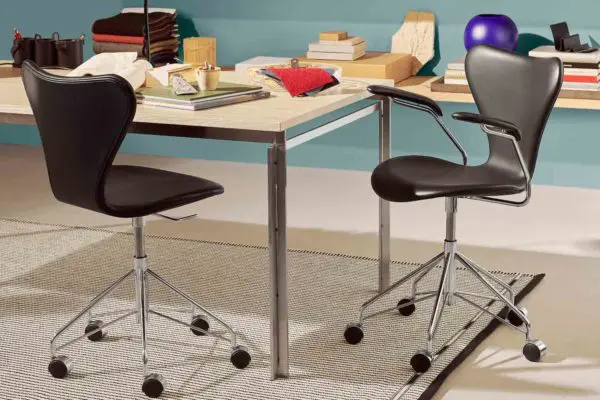 Fritz Hansen SERIE 7 Office Armlehnstuhl Leder Leather Qvartz Boutique Danoise Basel Daenische Designer Moebel Accessoires Wohnen