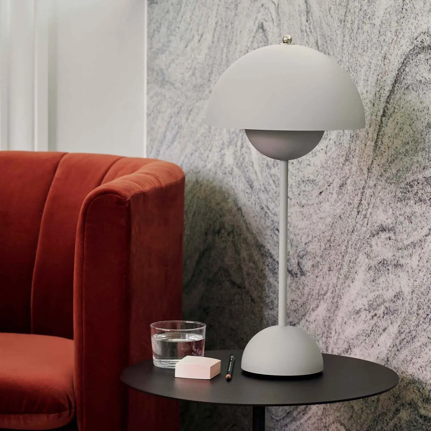 &Tradition - Tischleuchte Flowerpot Verner Panton VP3 - Matt Light Grey – Bild 2