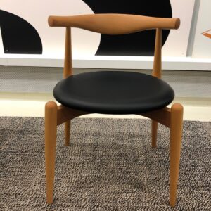 Alternative view of CH20 Elbow Chair by Carl Hansen